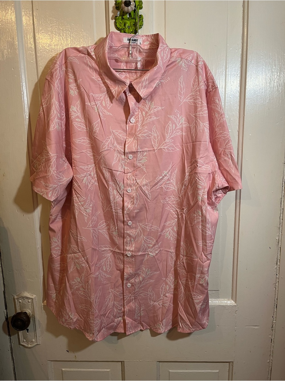 Mens XL pink Coofandy Hawaiian shirt w white leaf pattern Button Down closure